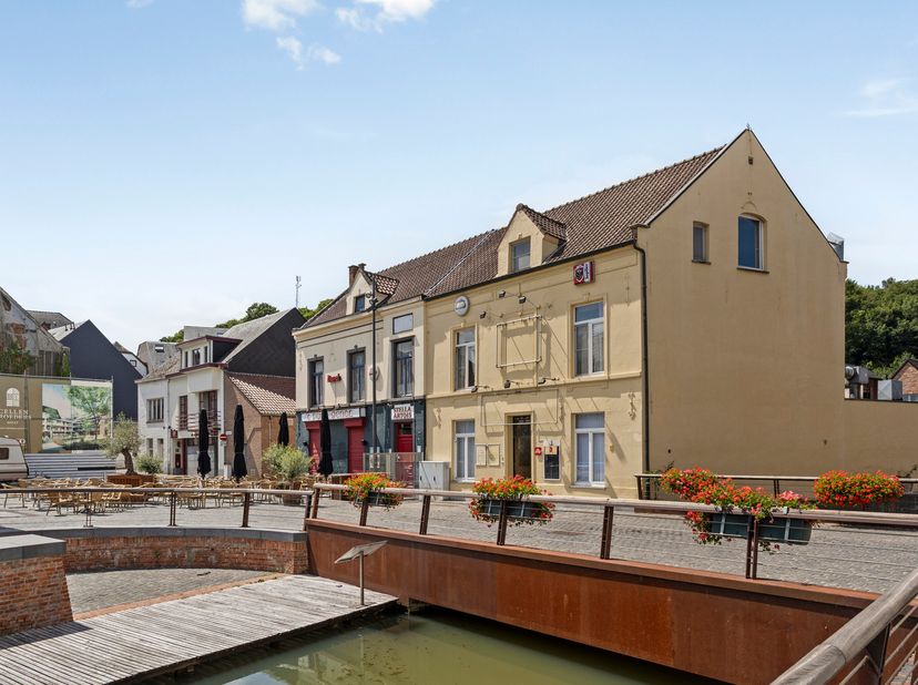 In het historische centrum van Diest, op een werkelijk betoverende locatie aan de oevers van de Demer, bieden wij dit uitzonderlijk handelspand met wo