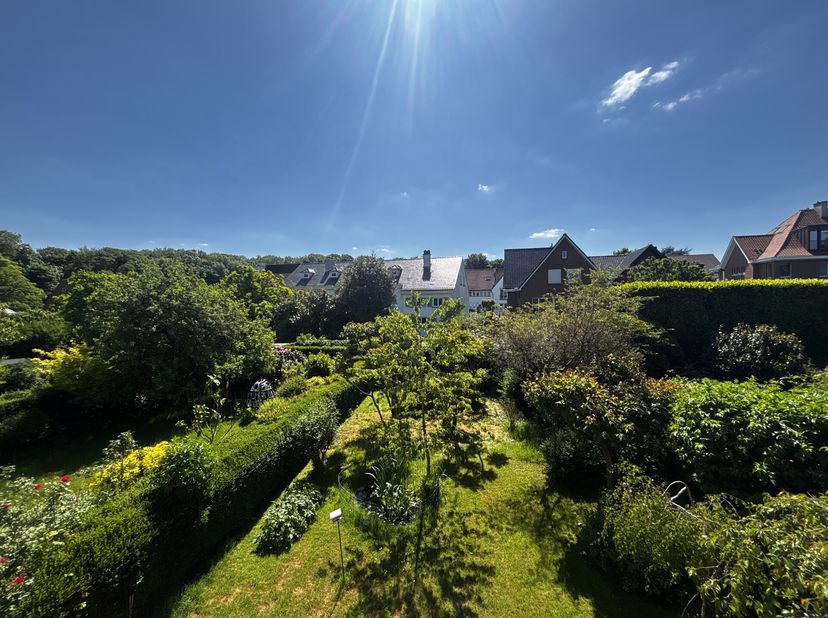WOLUWE-SAINT-PIERRE, dans le chant d&#039;Oiseau et à 50m du parc de Woluwe. Bel APPARTEMENT (2ch/1sdb) de 90m2. Situé au 1er étage d&#039;un petit immeuble de