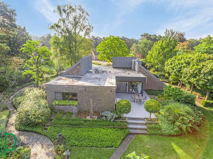 Modernishtische villa op perceel van 15A 08CA gelegen in de Europawijk.&lt;br /&gt;
Deze volledige gelijkvloerse villa heeft volgende indeling: inkomhall me