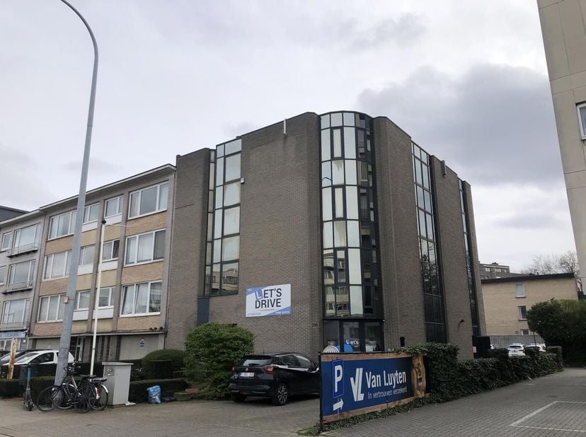 Grotendeels verhuurd kantoorgebouw met 12 parkeerplaatsen te koop, gelegen aan de drukke Bisschoppenhoflaan.Het pand is volledig onderkelderd en telt