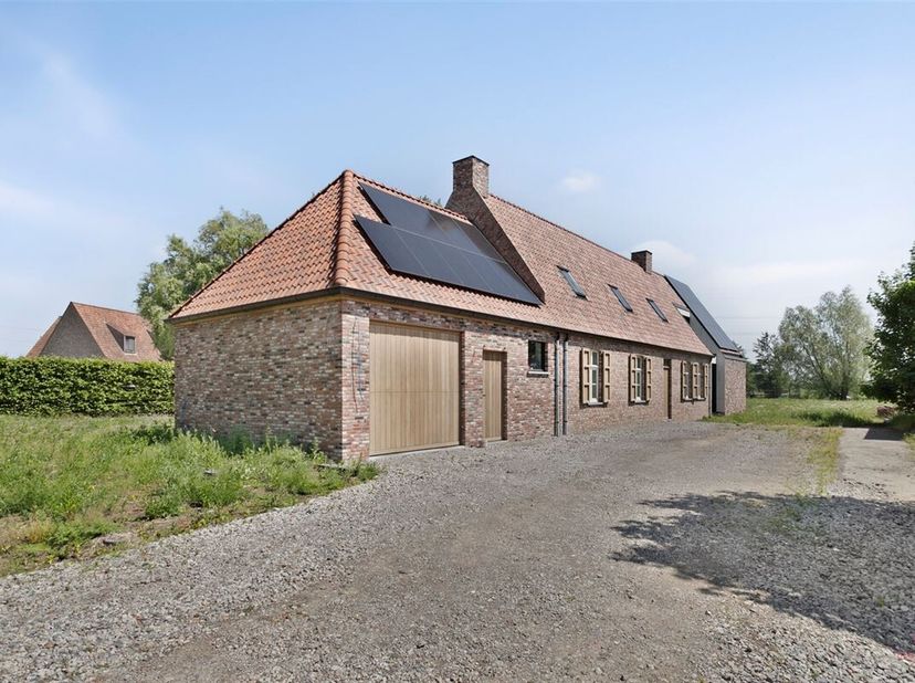 Op een royaal perceel van 4.759 m² bevindt zich deze energiezuinige hoeve met een bewoonbare oppervlakte van maar liefst 310 m² (excl. garage en zolde