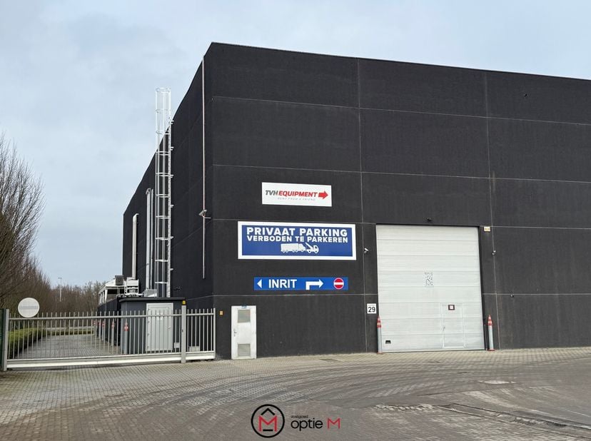 Zeer centraal gelegen magazijn met bureau en sanitair op het industrieterrein Lummen - Heusden-Zolder, vlakbij het verkeersknooppunt Klaverblad E313-E