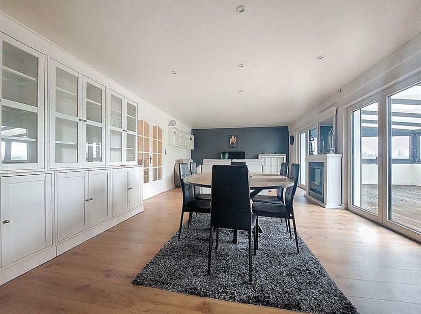 W Immobilière vous propose à Arlon, un splendide appartement de 170 m² meublé  composé comme suit:  niveau  0: hall d&#039;entrée, local technique. Niveau