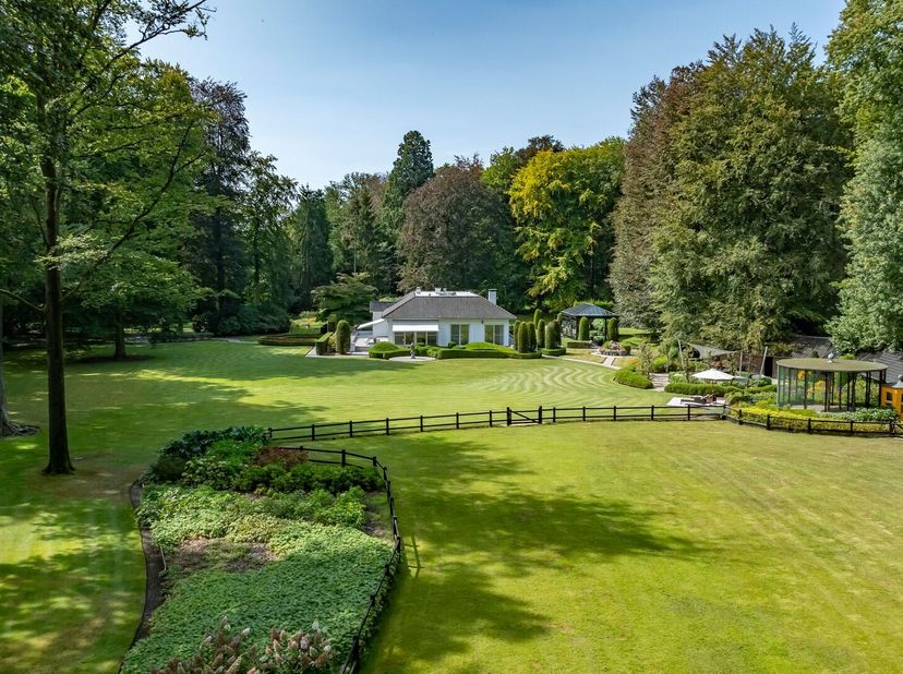 Maison de campagne unique rénovée dans un style loft de haute qualité au milieu d&#039;un parc exceptionnel de plus de 2 hectares avec des arbres centenair
