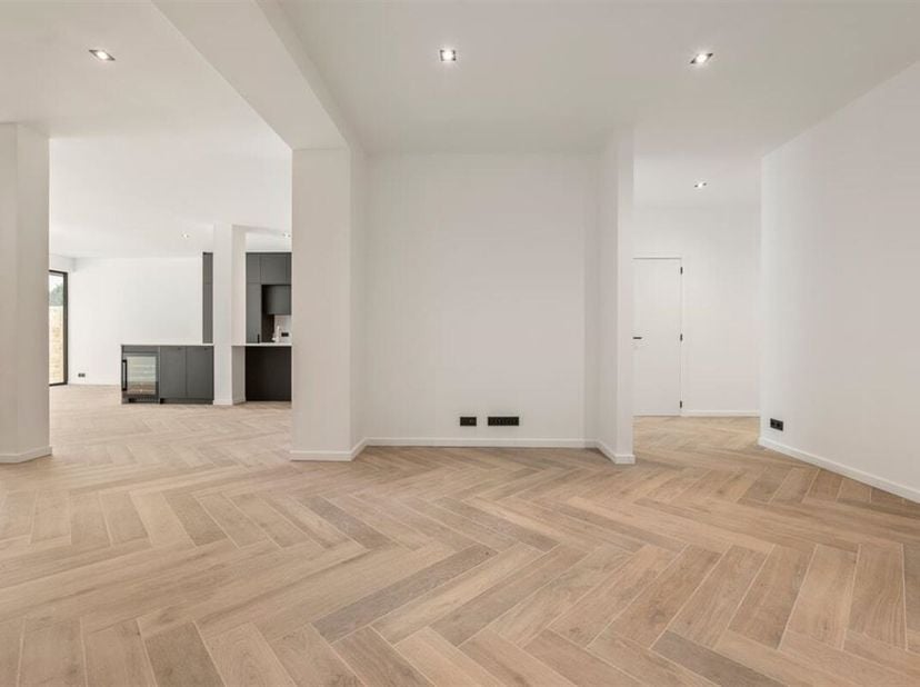 PRACHTIG GERENOVEERDE WOONST MET GARAGE IN HET CENTRUM VAN ZOUTLEEUW&lt;br /&gt;
In het centrum van Zoutleeuw vinden we langs de Grote Markt ter hoogte van