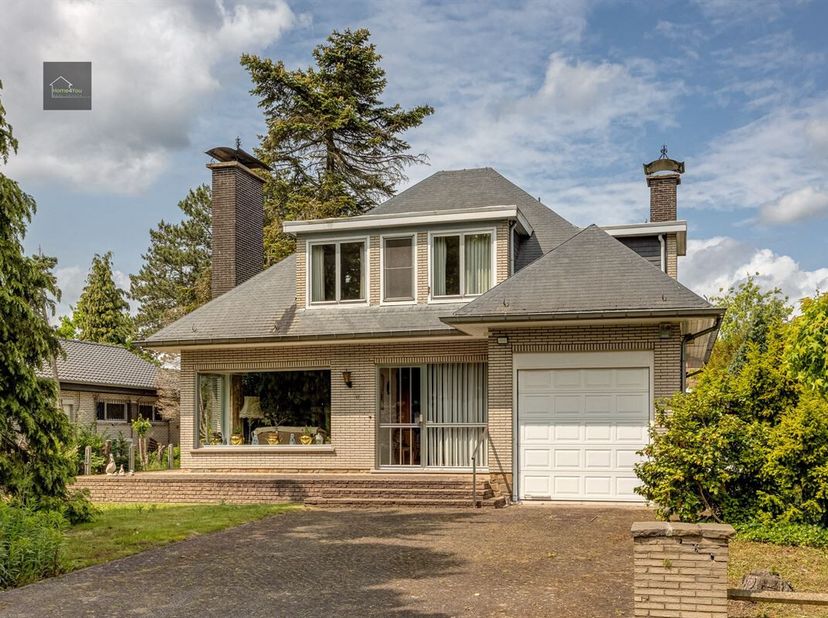 Bienvenue dans cette charmante maison à Bonheiden, idéalement située sur un terrain spacieux de 1058m². Avec trois chambres et une salle de bain, cett