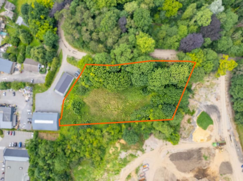 Faire offre à partir de 355.000euro - Centre Sprimont - Un des derniers terrains en zone économique mixte à vendre. Avec une façade à rue de ±112m et