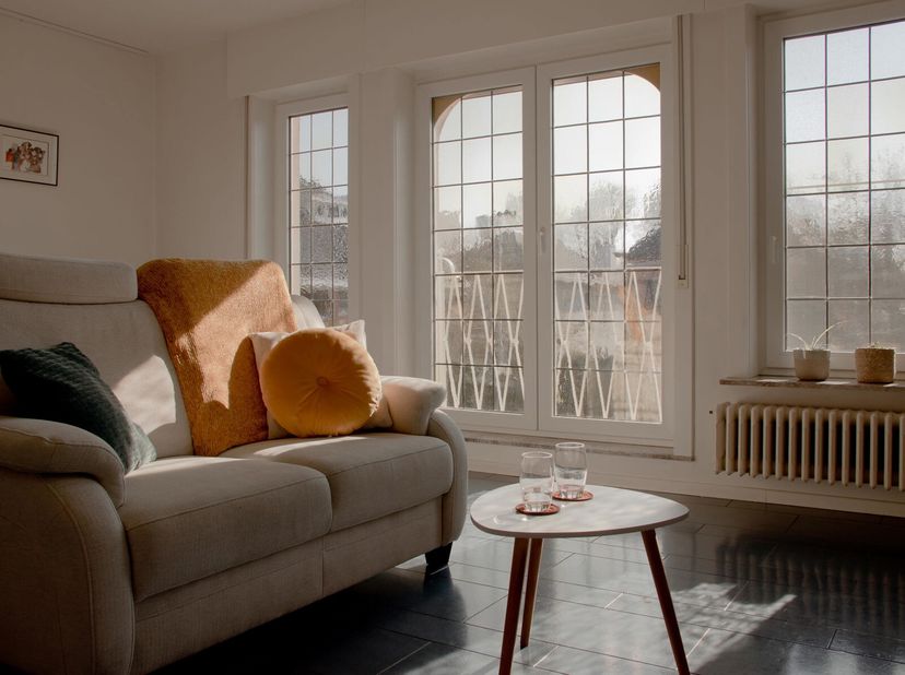 Gelegen in een doodlopende zijstraat van de Kortrijksesteenweg vind je dit verrassend ruime en lichtrijke appartement op wandelafstand van station Gen