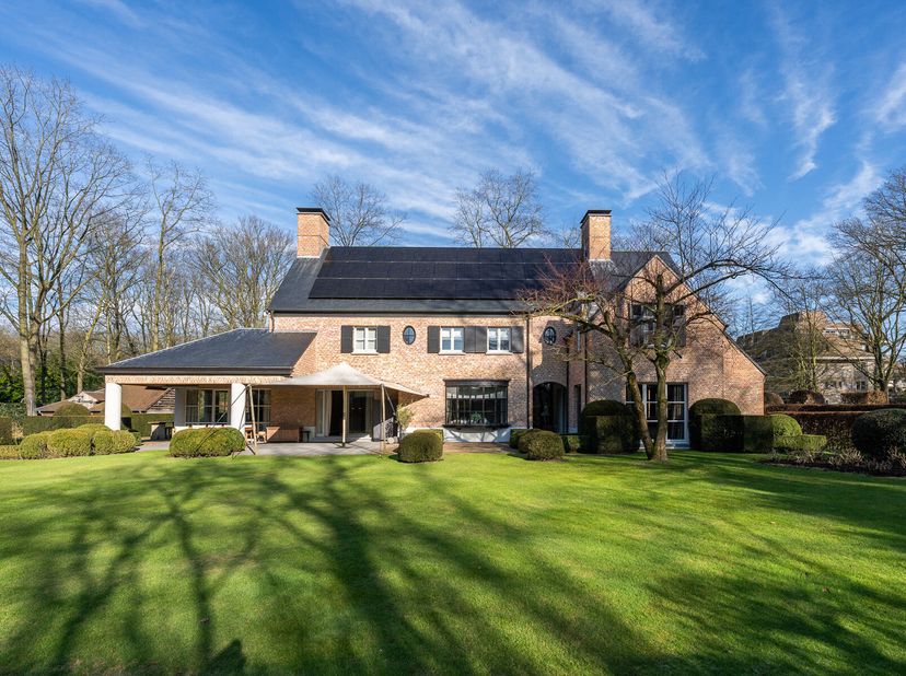 Exclusieve villa met luxe afwerking nabij Kapellen&lt;br /&gt;
Deze stijlvolle en instapklare villa, gelegen op een discreet perceel van ca. 4.023 m², biedt