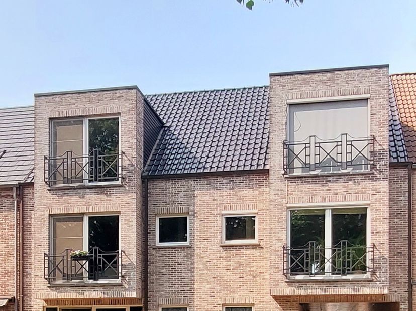 Mooi en ruim duplex appartement te koop (1ste en 2de verdieping) in het centrum van Oevel.&lt;br /&gt;
&lt;br /&gt;
Indeling:&lt;br /&gt;
-  Ruime woonkamer&lt;br /&gt;
-  Ke