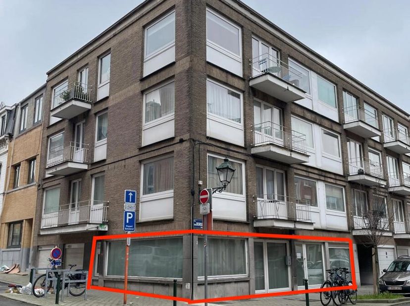 HOEKGELEGEN ENTITEIT MET COMMERCIEEL KARAKTER BESTAANDE UIT 5 RUIMTES MET 2 TOEGANGEN EN KELDER,  . Deze voormalige dokterspraktijk met hoekligging en