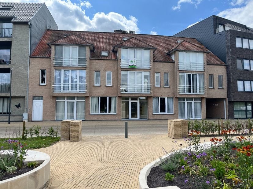 De indeling is als volgt:&lt;br /&gt;
inkomhal - badkamer met inloopdouche, toilet en lavabomeubel - ruime slaapkamer met toegang tot terras - ruime berging