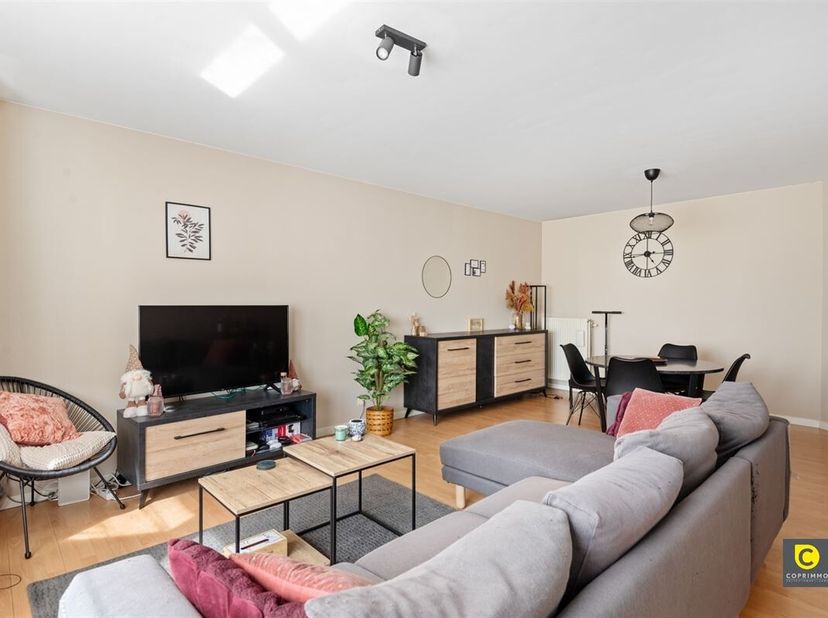 Cet appartement bien entretenu de 2 chambres à coucher (environ 86 m²) avec terrasse est situé à quelques minutes à pied du village d&#039;Aartselaar et bé