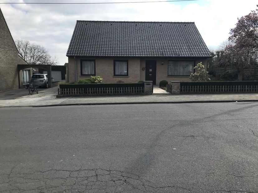 Zeer mooi alleenstaand huis met aparte garage,veranda,26 zonnepanelen en warmtepomp.Zeer energiezuinig.Gelegen in het centrum van Westrozebeke.