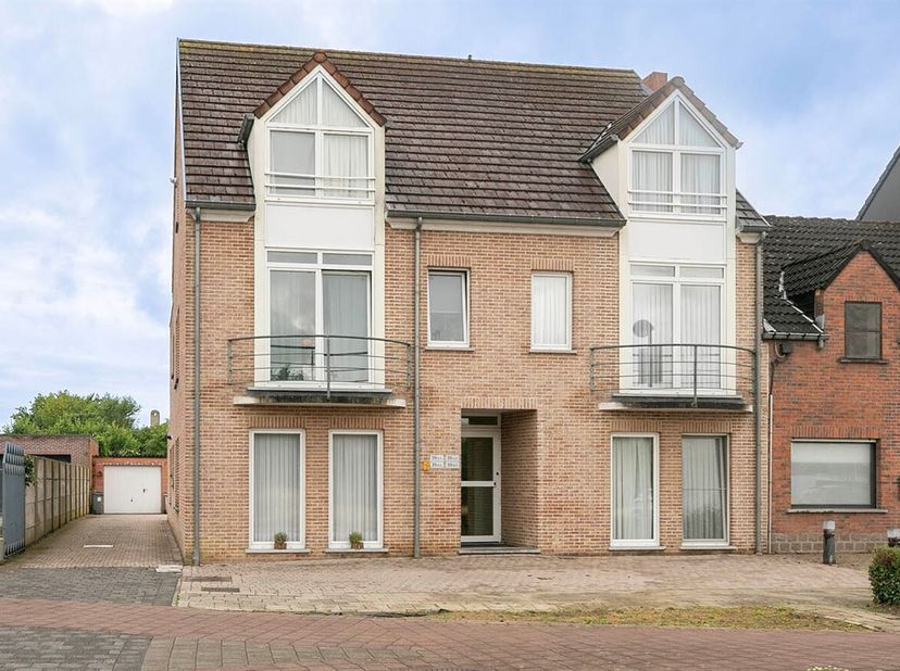 Gelijkvloers appartement met 2 slaapkamers, terras en garage. &lt;br /&gt;
Maak kennis met dit centraal gelegen appartement te Houtvenne. &lt;br /&gt;
Het apparte