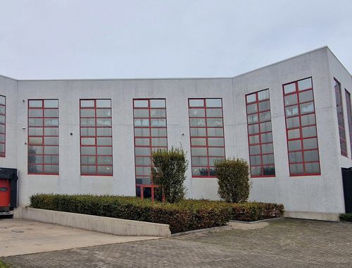                                         Magazijn met bureel te huur in Opglabbeek, € 28.667
