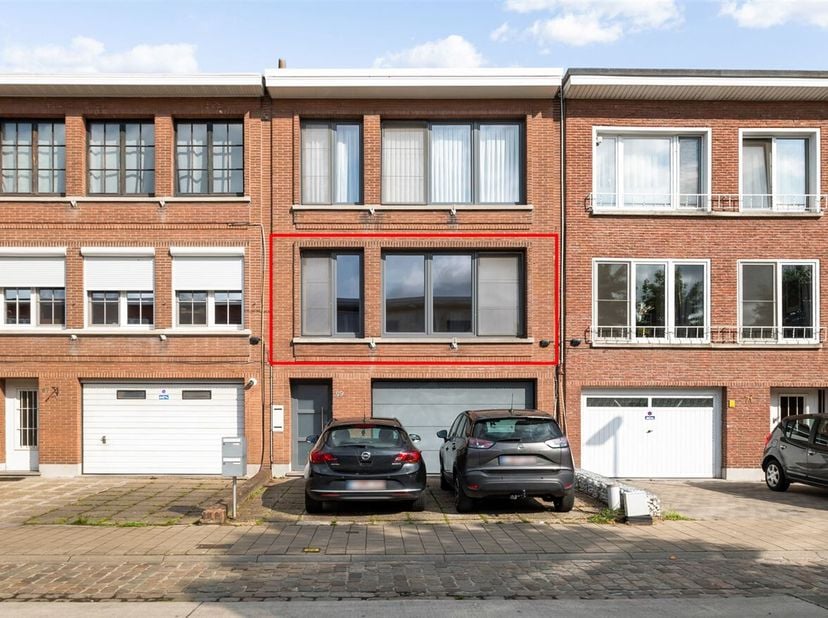 Instapklaar app. met 2 slpks, parking en ruime tuin&lt;br /&gt;
In de rustige en aangename Tweegezusterlaan in Deurne vind je dit charmante appartement op d
