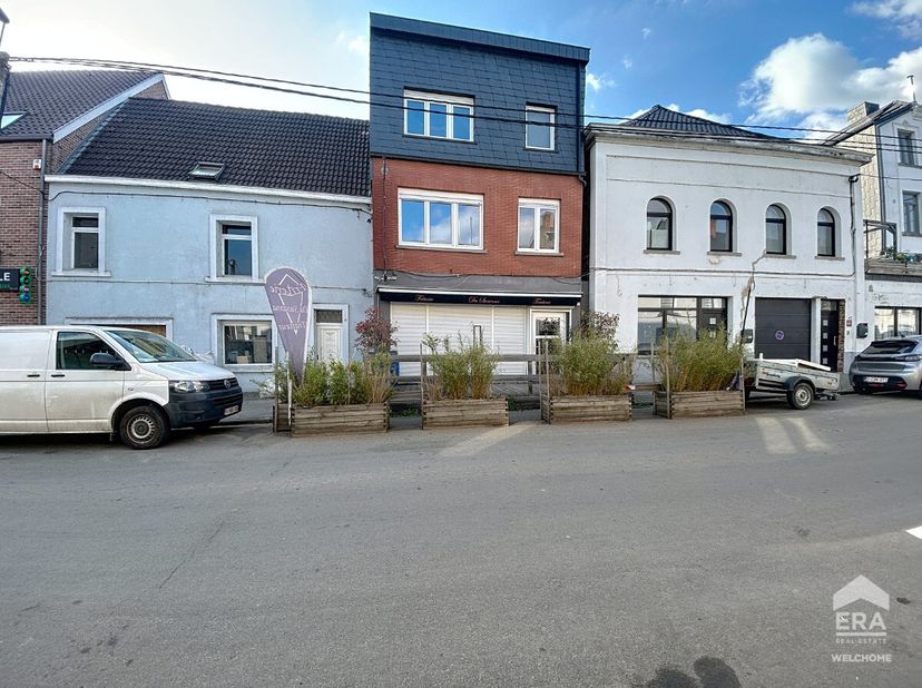ERA WELCHOME est fier de vous présenter cette maison de commerce comprenant un rez-commercial et un triplex ! Ancienne friterie réputée dans la région