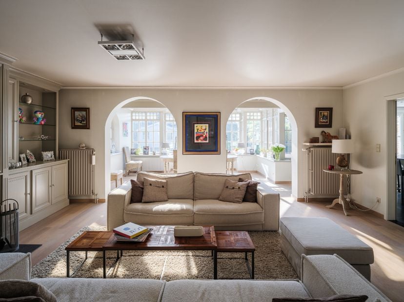 Instapklare, vrijstaande woning met zwembad op een zonnig perceel, drie slaapkamers en de mogelijkheid voor een praktijkruimte in een rustige omgeving