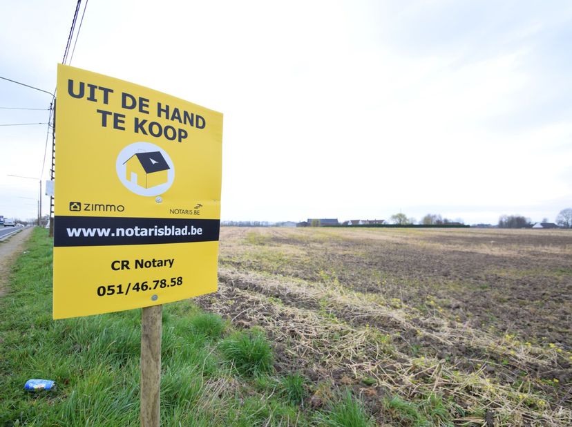 Zeer goed bereikbare landbouwgrond, grote percelen, gelegen langs de Moeskroenstraat te Menen, vraagprijs 8 euro de vierkante meter.   &lt;br /&gt;
  &lt;br /&gt;