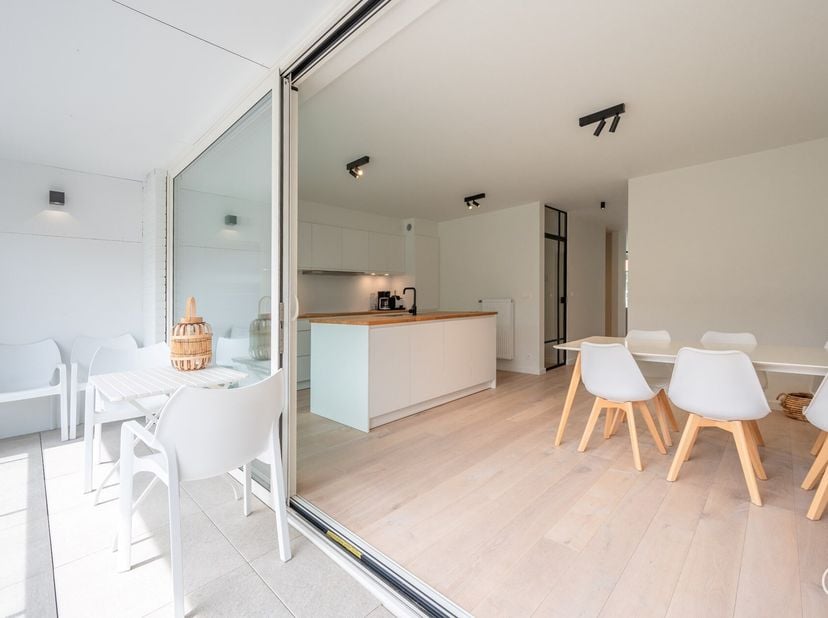 Magnifique triplex spacieux (199 m2) dans une rue adjacente à la Lippenslaan, près de la digue à Knokke.&lt;br /&gt;
Disposition :&lt;br /&gt;
Hall d&#039;entrée avec
