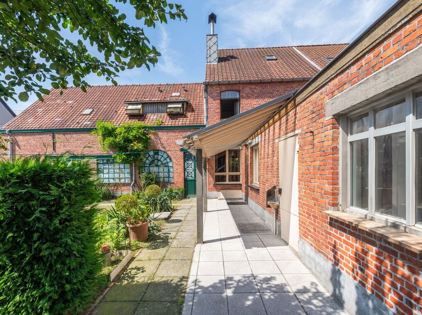 Située dans le quartier pittoresque de Sinaai-Waas, vous trouverez cette charmante maison familiale sur un terrain d&#039;environ 225 m² orienté au sud.&lt;br