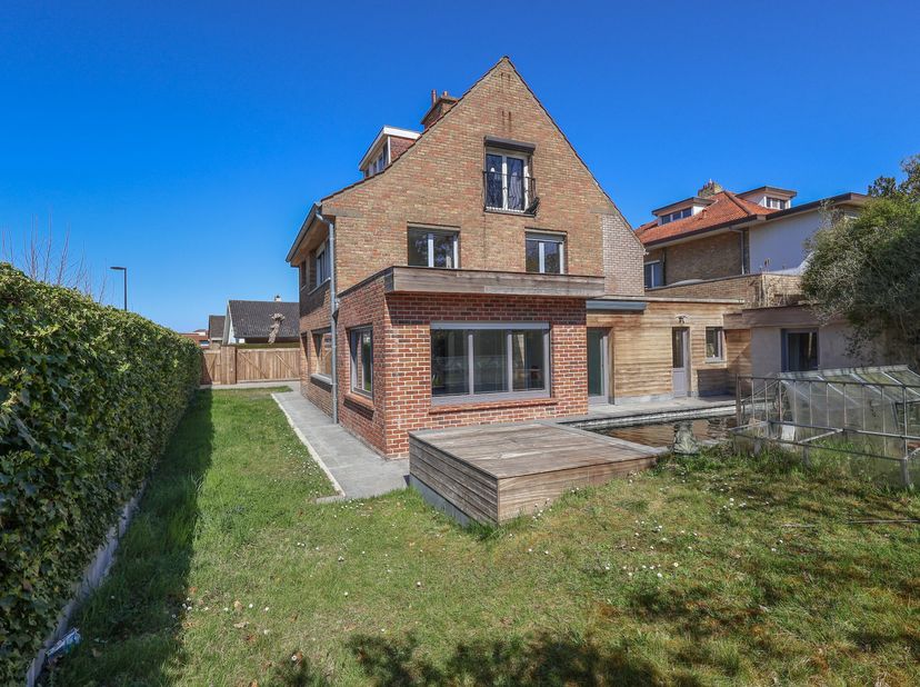 Op wandelafstand van het strand én het gezellige centrum van Oostduinkerke-bad, bevindt zich deze stijlvolle en lichtrijke woning. Omgeven door een zo