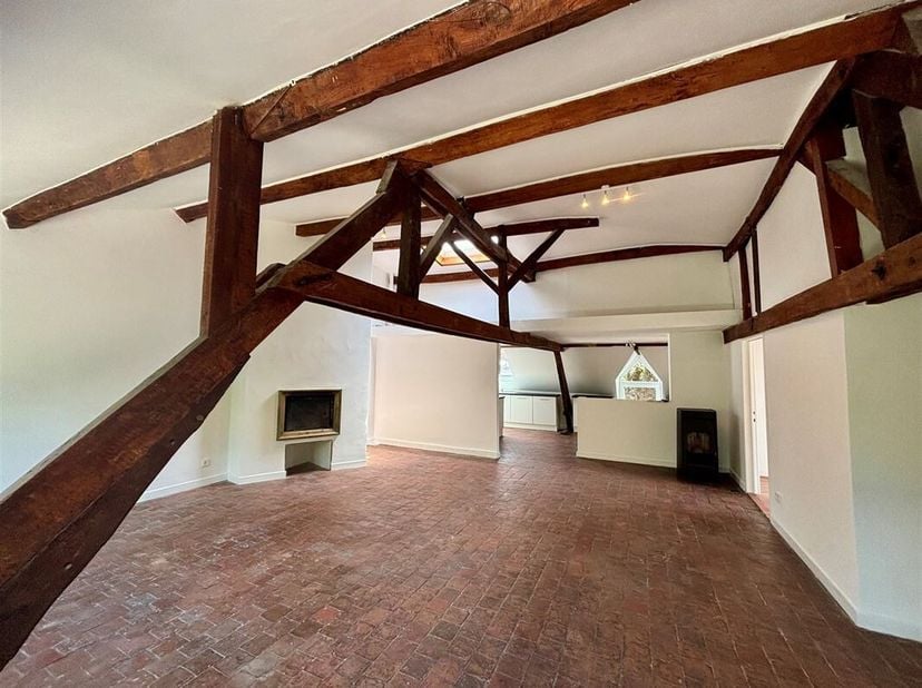 Lumineuse maison située au coeur du vieux potager du Château de Louvignies!&lt;br /&gt;
Cette maison de plain-pied entièrement rénovée est composée d&#039;un gra