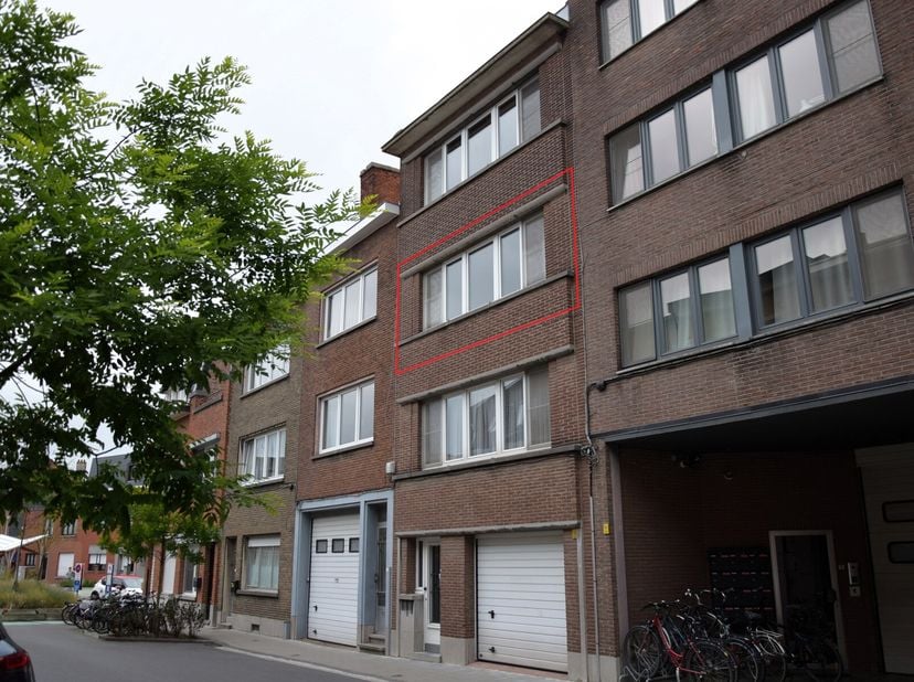 BEZOEKMOMENT WOENSDAG 25/06/2025 TUSSEN 16u-18u !&lt;br /&gt;
&lt;br /&gt;
Strategisch en rustig gelegen appartement op de 2de verdieping. Het appartement beschik