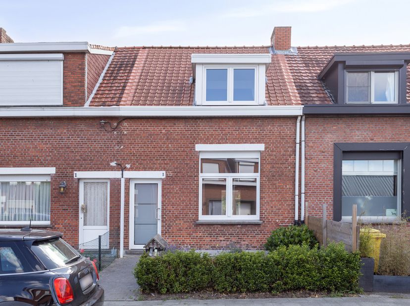 Située dans le centre animé de Kalmthout, cette maison de deux chambres prête à emménager se trouve. &lt;br /&gt;
Lorsque vous entrez dans la maison, vous r