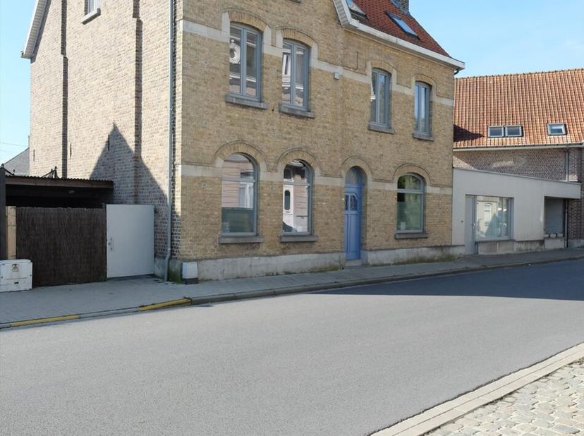 Het betreft hier een opbrengstseigendom die bestaat uit een geheel van 5 appartementen met fietsenberging en kelder. Alle 5 de appartementen zijn verh
