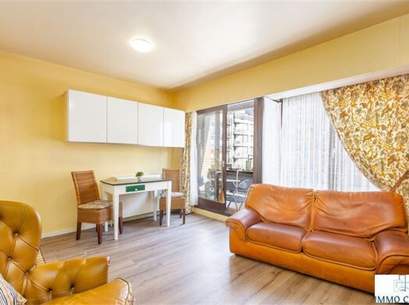 Appartement dans le centre commercial et près de la digue de mer. Composition : hall d&#039;entrée, living avec cuisine ouverte, toilette séparée, coin à d
