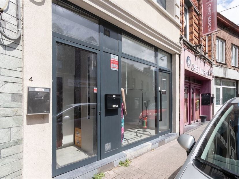 Très belle surface commerciale en plein coeur de Leuze   &lt;br /&gt;
Lumineuse surface polyvalente avec une belle vitrine donnant dans la grand rue, wc, pe