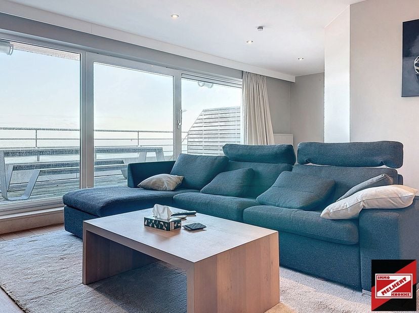 Prachtig en uniek gelegen duplex appartement met 2 ruime zonneterrassen en frontaal zeezicht.