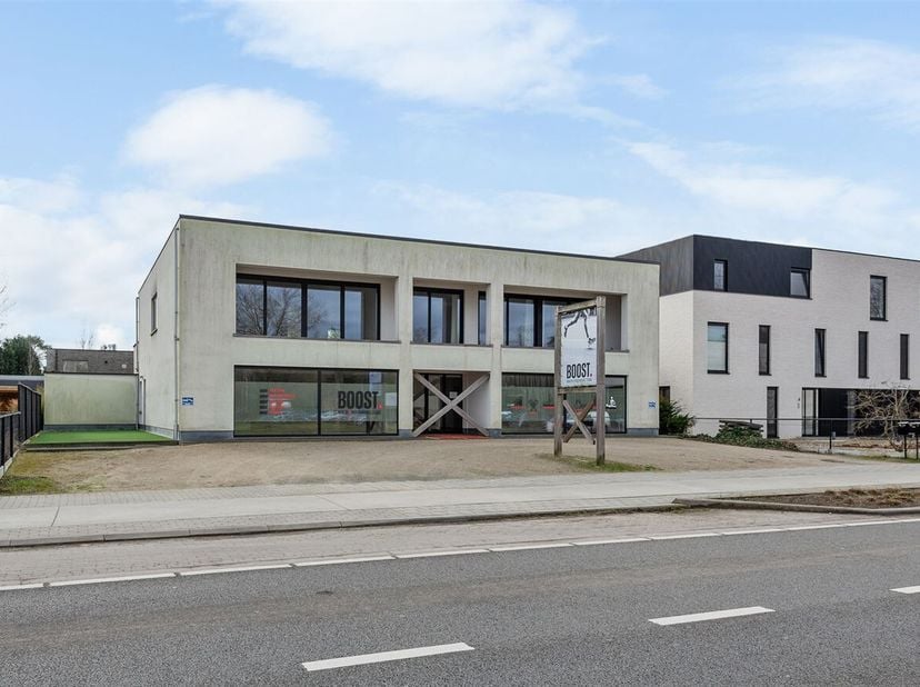 Dit unieke en veelzijdige pand biedt talloze mogelijkheden en is ideaal voor zowel commerciële als residentiële doeleinden. Gelegen op een perceel van