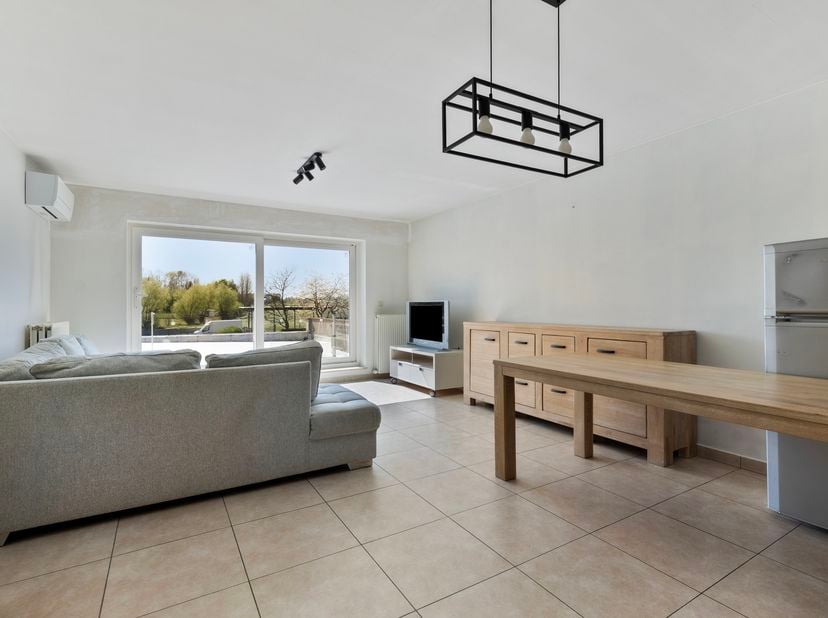 In een kleinschalig gebouw van 3 appartementen in totaal, nabij het dorp, scholen, openbaar vervoer, diverse buurtwinkel, Aldi,  ... goed gelegen APPA