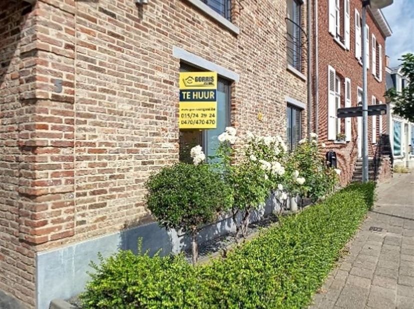 dit gelijkvloers appartement is gelegen in het centrum van Hallaar met op wandelafstand het centrum van Heist-op-den-Berg en Itegem.&lt;br /&gt;
deze omgevi