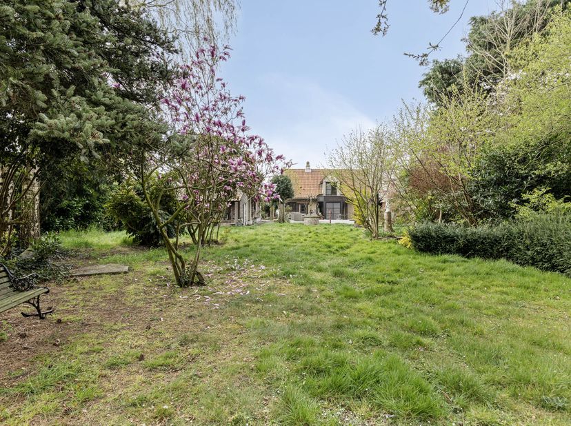 Stap binnen in de geschiedenis met deze prachtige 18de eeuwse hoeve met charmant bijgebouw te koop, gelegen in het hart van Dudzele (Brugge). Deze voo