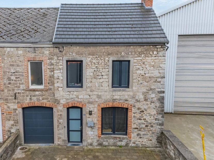 EBimmo vous propose cette charmante maison en pierres du pays, rénovée entre 2019 et 2024, située dans le petit village de Seilles à +/- 2km du centre