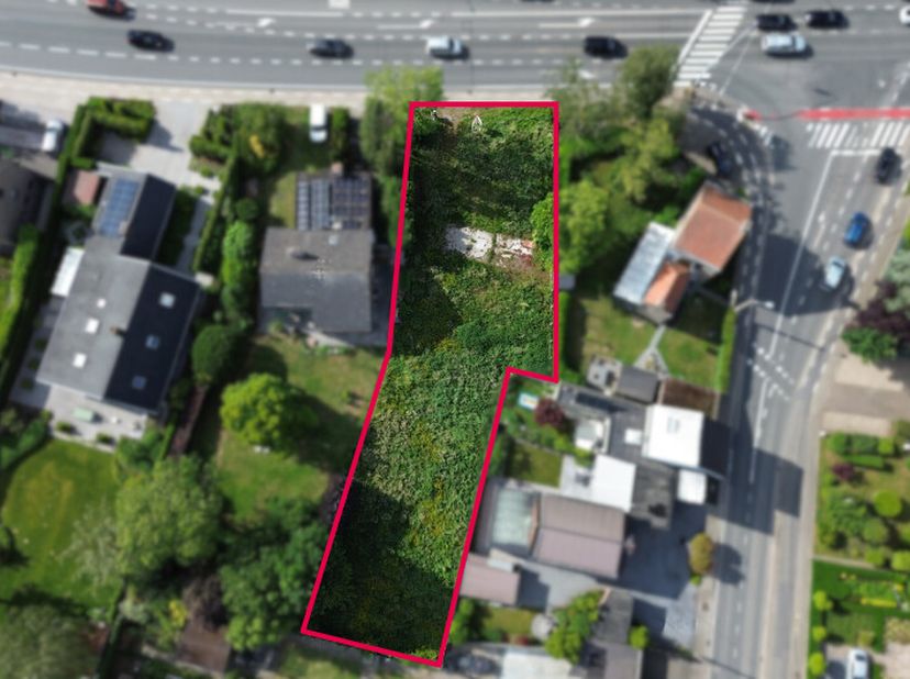 Deze bouwgrond van ca. 1.025 m² geniet van een uitstekende bereikbaarheid en is strategisch gelegen langs de N37, op korte afstand van het op- en afri