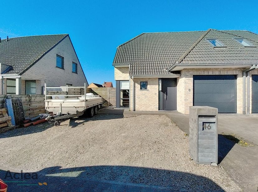 Deze recente lichtrijke halfopen woning is gelegen in een doodlopende straat op fietsafstand van het centrum. Verbinding naar Knokke en Antwerpen via