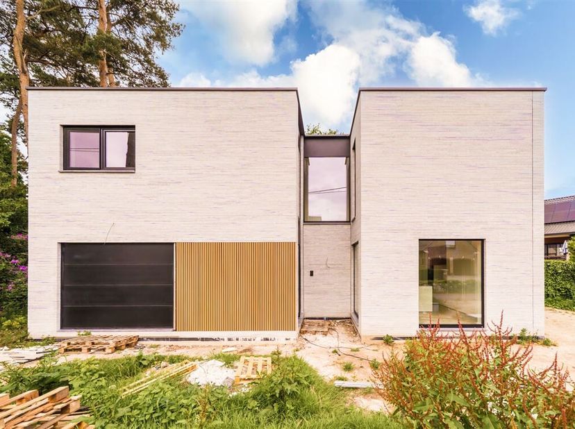 Confort, lumière et architecture sophistiquée sont réunis dans cette nouvelle maison jumelée moderne. Dès l&#039;entrée, le spacieux hall d&#039;entrée vous acc