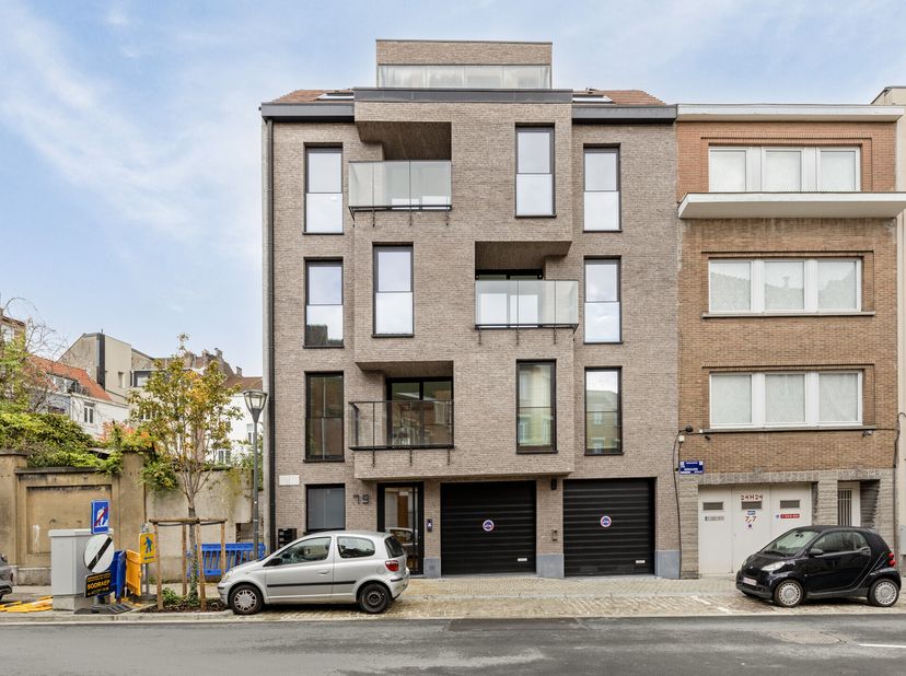 Het duplex appartement met 3 slaapkamers gelegen in een nieuwbouw project met 3 andere wooneenheden - Koekelberg.&lt;br /&gt;
Ontworpen met de grootste zorg
