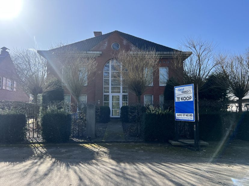 Unieke villa met uitzonderlijk groot volume, gelegen in een groene omgeving, met zicht op kasteel La Garenne, op wandelafstand van De Avergten in een