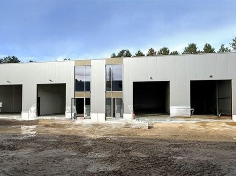 Magazijn Unit 18 - 220m²&lt;br /&gt;
- Mogelijkheid om kantoor in te bouwen&lt;br /&gt;
- Conform strengste EPB-regelgeving en brandvoorschriften (brandklasse C)&lt;