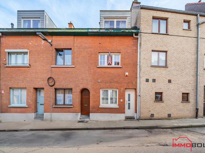 Dans une rue calme, à deux pas de Val Duchesse, du Rouge Cloître, et de toutes les facilités, maison unifamiliale (175m² brut) ayant fait l&#039;objet de t