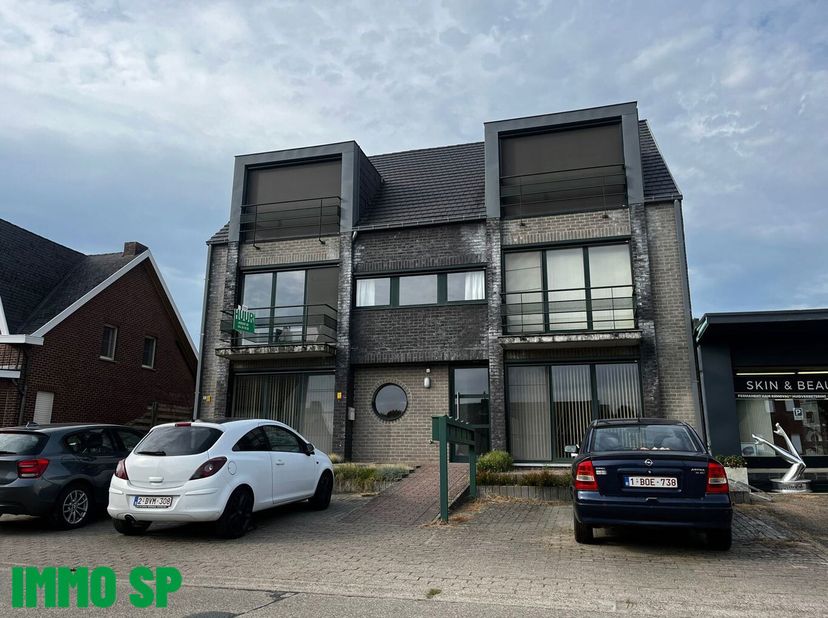Eénslaapkamer appartement (eerste verdieping) gelegen in Veerle-Laakdal.&lt;br /&gt;
Het appartement heeft de volgende indeling: inkomhal met vestiairekast