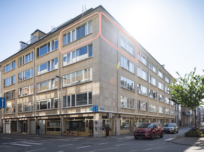 Dit appartement met 2 slaapkamers is gelegen pal in het bruisende Leuvense stadscentrum, op een boogscheut van het station en 2 stappen van het Ladeuz