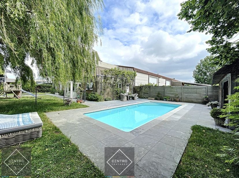 Ruime woning + magazijn (270m2) op KMO-grond te Knokke-Heist!&lt;br /&gt;
&lt;br /&gt;
INDELING:&lt;br /&gt;
WONING:&lt;br /&gt;
Gelijkvloers:&lt;br /&gt;
Ruime inkomhal - afzonder
