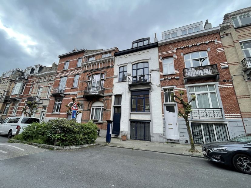 WOLUWE-SAINT-LAMBERT, à proximité de Montgomery et de la rue des Tongres. Jolie MAISON (3ch/2sdb) rénovée de 200 m² avec terrasse et petit jardin. Ell